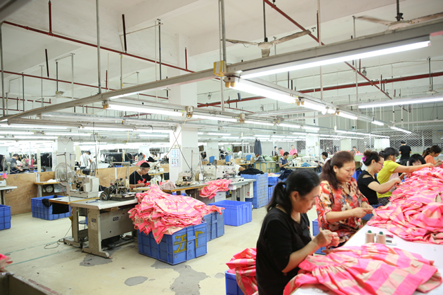 探访深圳南油产业带的服装巨头 服装产品“出厂记”6.png