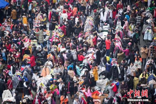 资料图：服装市场甩卖引大批淘客扫货。图片来源：视觉中国