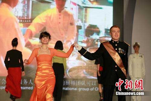 中外民族衣饰文明闪烁中国旅游职业装展现大赛