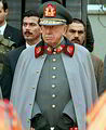 智利专制者皮诺切特死时也要盖上装 1973年9月11日，时任智利陆总司令的皮诺切特发起政变，树立了民选的阿连德，树立了人政权，他不断统治到1990年3月11日，在保存终身参议员席位的同时，把权益交给了民选总统帕特里西奥·艾尔文。 执政时期，皮诺切特施行铁腕统治，在他任内共有3000多名支持派被虐待致死或失落。同时，皮诺切特在任内鼎力推行经济变革，施行对外关闭，把智利经济带上了优良的开展轨道。因而，12月10日他逝世的时分，有人哀痛，有人由于他没有遭到法律的惩办而感到可惜。