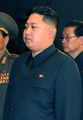 穿“群众服”的金正恩 朝鲜从2010年11月月初开端向党政机构分发了朝鲜休息党事委员会副委员长金正恩的肖像，很快还将向普通群众分发。