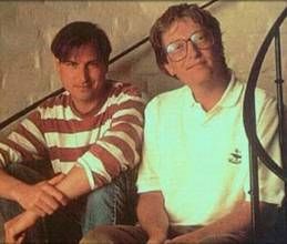 盖茨与乔布斯在1990年代晚期的合影，两人之间的差异只要三颗纽扣。